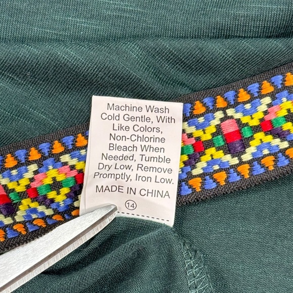 Short Sleeve Top Womens Size S Green Aztec Pattern Open Stomach V Neck - Picture 6 of 7